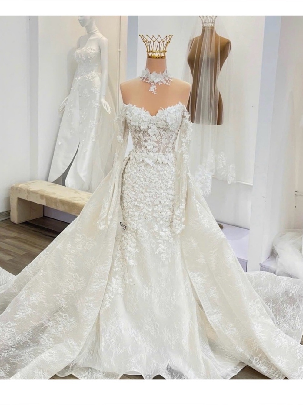 ‼️SOLD‼️Off-Shoulder Ivory Lace Appliqué Wedding Dress with detachable train